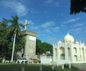 Las sencillas tumbas de los empleados del narco contrastan con los impresionantes mausoleos de sus jefes construidas como materiales como mármol, cantera, clima artificial, cámaras de seguridad y en algunos casos hasta cristales blindados. (Foto: Infobae)