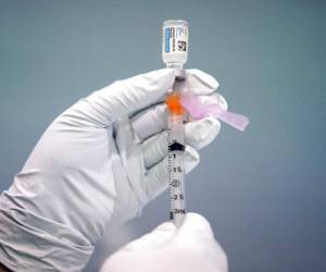 Un miembro del Departamento de Bomberos de Filadelfia prepara una dosis de la vacuna de Johnson & Johnson contra el coronavirus en una instalación del Ejército de Salvación en Filadelfia. Foto: AP.