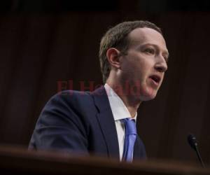 El cofundador, presidente y director ejecutivo de Facebook, Mark Zuckerberg, testifica ante una audiencia combinada de la Comisión de Asuntos Judiciales y Comerciales del Senado. Foto AFP