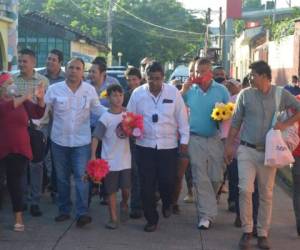 Los habitantes de Choluteca recorrieron las calles del municipio sosteniendo flores en honor a las víctimas.