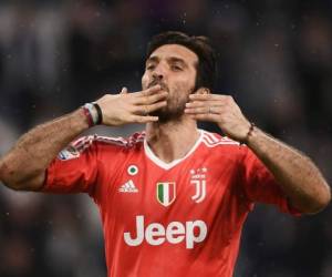 En esta foto de archivo tomada el 15 de abril de 2018, el portero de la Juventus, Gianluigi Buffon, celebra al final del partido de fútbol italiano de la Serie A entre la Juventus y la Sampdoria en el estadio Allianz de Turín.