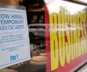 Un cartel ofrece empleos temporarios en una tienda minorista Pier 1, 6 de agosto de 2020, en Coral Gables, Florida.
