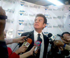 Salvador Nasralla, candidato del Pac, brindó declaraciones a los medios en las bodegas del TSE. (Foto: Johny Magallanes)