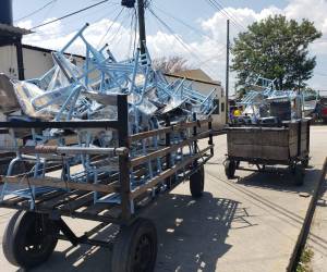 Los pupitres fueron elaborados con mucho esmero y dedicación, además los reclusos compraron con sus propios recursos todos los materiales.