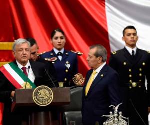 Andrés Manuel López Obrador en la tribuna después de recibir la banda presidencial. Foto AFP