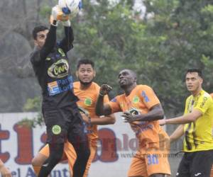 El delantero colombiano Javier Estupiñán tiene 35 años de edad.