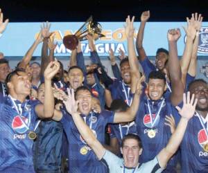 Los jugadores del Motagua levantan la Supercopa (Foto: EL HERALDO)