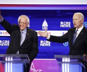 Los precandidatos presidenciales demócratas Bernie Sanders y Joe Biden durante uno de sus debates en el Centro Gaillard de Charleston, Carolina del Sur. Foto: AP.