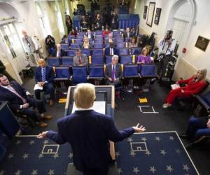 El presidente Donald Trump habla sobre el coronavirus en la sala de prensa James Brady en la Casa Blanca el miércoles 1 de abril. Foto: AP.
