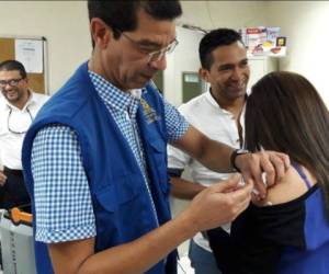 El doctor Jorge Largaespada en una de las campañas de vacunación emprendida por la Secretaría de Salud; al fondo, el viceministro Francis Contreras, foto: Secretaría de Salud.