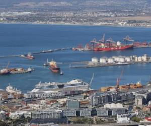 El estrecho de Ormuz, punto de importancia estratégica mundial que separa las costas de Irán y Omán, se encuentra entre el Golfo Pérsico y el Golfo de Omán y por sus aguas se transporta alrededor del 20 por ciento de la producción mundial de crudo y también de gas.