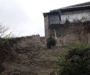 Los habitantes de la colonia Satélite denuncian que los derrumbes se repiten desde hace años y alertan que un colapso mayor podría afectar las bodegas y el cauce del río