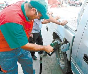 El alto impuesto, ganancias y costos encarecen los combustibles en el país, ya que significan casi el 50% del precio.