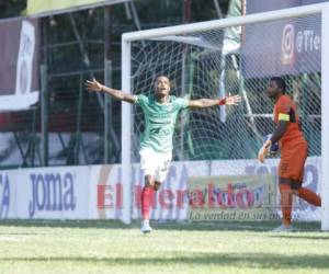 El delantero Edwin Solano celebra su anotación.