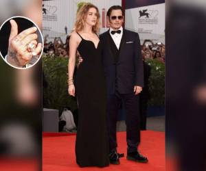 Johnny Depp desacertó en dos ocasiones. Se tuvo que borrar el tatuaje de su ex Winona Ryder que decía “Wino por siempre” y de igual manera la imagen y la palabra “delgada” que tenía escritas en sus nudillos en honor a su esposa y ahora demandante Amber Heard.