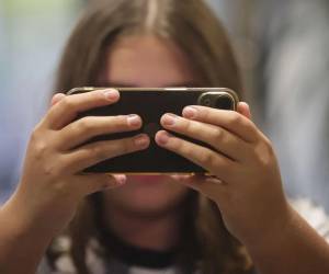Francia se convirtió en el primer país europeo en prohibir el acceso a redes sociales a menores de 15 años.