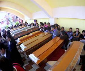 Relatives and friends attend the burial of ten victims of the earthquake --all members of the Vasquez family-- in San Cristobal Cucho municipality, in San Marcos, 260 km from Guatemala City, on November 9, 2012. A 7.4-magnitude earthquake rocked southwestern Guatemala on November 7, leaving 52 people dead, another 155 injured and 22 disappeared. The earthquake also rattled nerves in neighboring Mexico and El Salvador, sparking a tsunami alert on the Salvadoran coast and evacuations from offices, homes and schools as far north as Mexico City. AFP PHOTO/Johan ORDONEZ
