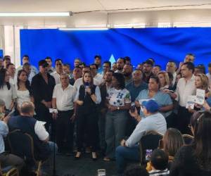 La candidata a designada presidencial, María Antonieta Mejía, encabezó la presentación de los paquetes recibidos.