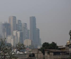 Completamente gris y un ambiente con aire pesado luce la capital de Honduras este jueves 2 de mayo a causa de una densa capa de humo que la envuelve, producto de los incendios forestales de las últimas semanas. A continuación una vista panorámica de Tegucigalpa y el efecto tras tanto incendio forestal.