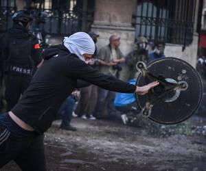 Saqueos y enfrentamientos con la policía se registraron este jueves en Francia. El Gobierno francés ultima las respuestas concretas para aplacar la revuelta, como la llegada a las aulas de 3.000 profesores suplentes de aquí al próximo martes.