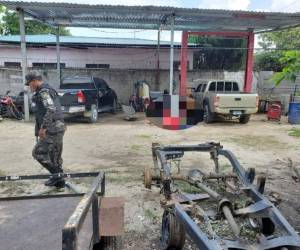 La abuela de una de las víctimas llegó al lugar y entre lágrimas dijo que su nieto tenía apenas cuatro meses de haber abierto el negocio. Foto: EL HERALDO.