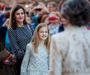 La reina Letizia y la reina Sofía de España protagonizaron una escena polémica en la Misa de Pascua. (AFP)