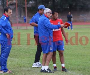 El entrenador el equipo Olimpia, Manuel Keosseián, brinda instrucciones a sus futbolistas.