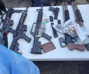 Cuatro fusiles calibre 5.56 milímetros, dos escopetas, siete cargadores, una granada de fragmentación, 42 cartuchos para escopeta y 259 proyectiles de 5.56 mm es el arsenal que se les decomisó a los pandilleros.