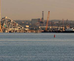 Las grúas llegaron al lugar para retirar los escombros de la colisión, con el fin de facilitar la búsqueda de las personas que murieron.