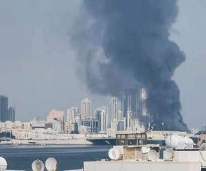 Vista de una columna de humo en Baréin tras un ataque de La Guardia Revolucionaria contra bases estadounidenses situadas en Baréin, Catar y Emiratos Árabes como represalia por los bombardeos de Estados Unidos e Israel.