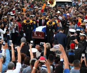 Soldiers carry the coffin of Honduras' ex-president (1982-1986) Roberto Suazo, during his funeral procession in the late leaders' native city La Paz, 80 km north of Tegucigalpa, on December 23, 2018. - Suazo, president of Honduras during the US-financed 'Contra' war against Nicaragua of the 1980s, died on December 22 at the age of 91 at a military hospital where he was being treated for cardiac issues. (Photo by ORLANDO SIERRA / AFP)