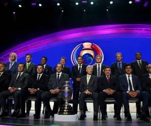 Los entrenadores de las selecciones participantes en la foto oficial del sorteo.