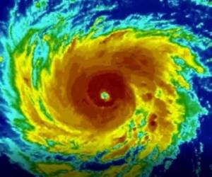 El huracán Florence sigue cobrando fuerza y se ha convertido en una amenaza para la costa este de Estados Unidos.