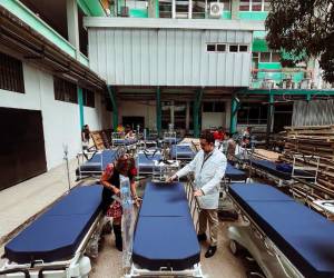 Las autoridades del hospital Escuela inspeccionaron el estado de las 100 camillas que llegaron para mejorar la atención a los pacientes.