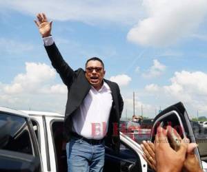 Momento en que el alcalde electo de Quimistán se reunió con las personas que llegaron a darle al bienvenida. Fotos y videos: Grupo Opsa.