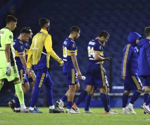 Jugadores del club argentino Boca Juniors salen de la cancha al final de su partido por la Copa Libertadores ante el ecuatoriano Barcelona, en la Bombonera, en Buenos Aires, Argentina. Foto:AP