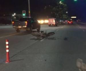 A raíz del choque, la motocicleta quedó completamente destruida, mientras que el conductor sufrió heridas de gravedad.