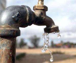 Según las autoridades diariamente se pierden aproximadamente 87,000 metros cúbicos de agua debido a fugas.