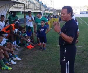 El técnico Carlos Tábora charla con los jugadores de Platense.