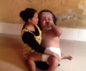 Las imágenes del supuesto bebé más grande del mundo están causando controversia en las redes. Foto captura YouTube