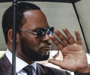 El cantante R. Kelly sale de una audiencia en su caso penal de abuso sexual en Chicago. Foto: AP/Amr Alfiky.