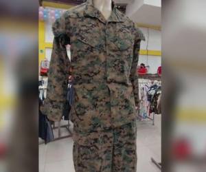 Fatigas similares a las de los militares en puestos de ropa usada.