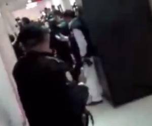 Medios mexicanos reportan que grupos armados ingresan a centros médicos para “secuestrar” personal con el fin de que los ayuden con sus heridos.