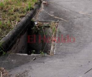 Lleno de basura permanece el tragante de aguas lluvias. Foto: Alejandro Amador/EL HERALDO