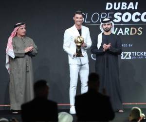 Cristiano Ronaldo recibiendo el premio al mejor jugador de fútbol del año. Foto: Agencia AFP.