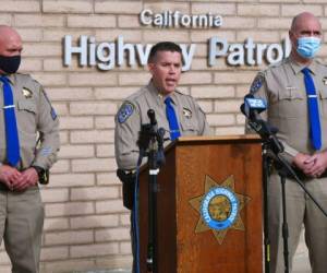 El capitán de la Patrulla de Caminos de California, actualiza a la prensa sobre el choque del viernes en la carretera 33, el sábado 2 de enero de 2021 en Coalinga, California. Foto: AP