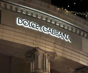 Fundada en 1985, la casa de moda ha permanecido bajo el control de sus fundadores, Stefano Gabbana y Domenico Dolce, hasta la fecha.