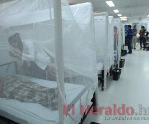En el Catarino Rivas de SPS, las salas están saturadas de pacientes con dengue.