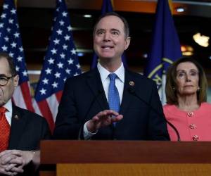 Adam Schiff y Nancy Pelosi anuncia que él y el Presidente del Comité Judicial de la Cámara de Representantes, Jerrold Nadler, y cinco miembros adicionales, serán los encargados de dirigir el juicio de destitución de Trump. Foto AFP
