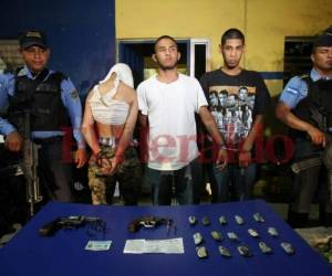 La Policía Nacional les incautó un arma de fuego tipo revólver. Fotos: Emilio Flores/EL HERALDO